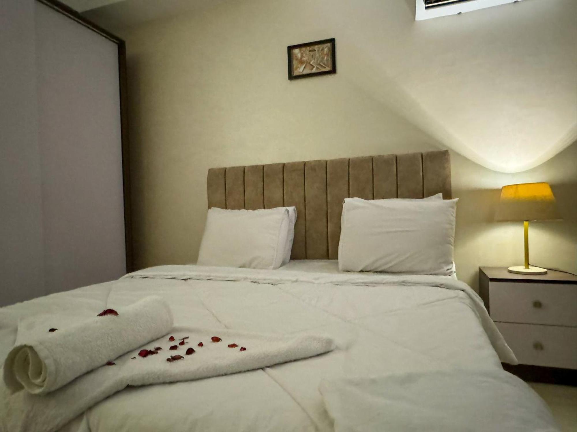 Jumeirah Pyramids View Inn Kafret el-Gabal Rum bild