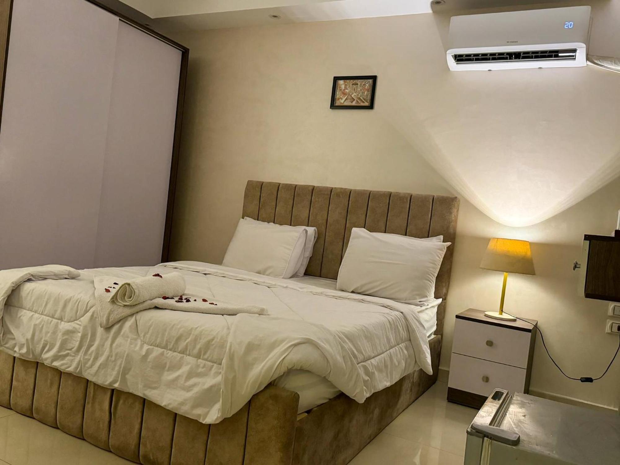 Jumeirah Pyramids View Inn Kafret el-Gabal Rum bild